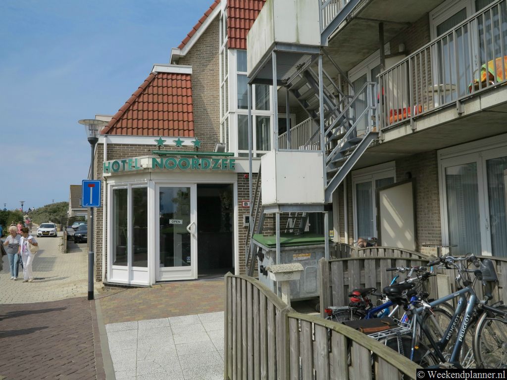 Vanuit het centrum van Domburg kun je naar het strand lopen via o.a. de Badstraat. Hier aan de Badstraat staan enkele hotels. Dit is Hotel Noordzee. Het hotel ligt vlakbij zee.Tips: Reserveer een kamer in dit hotel.